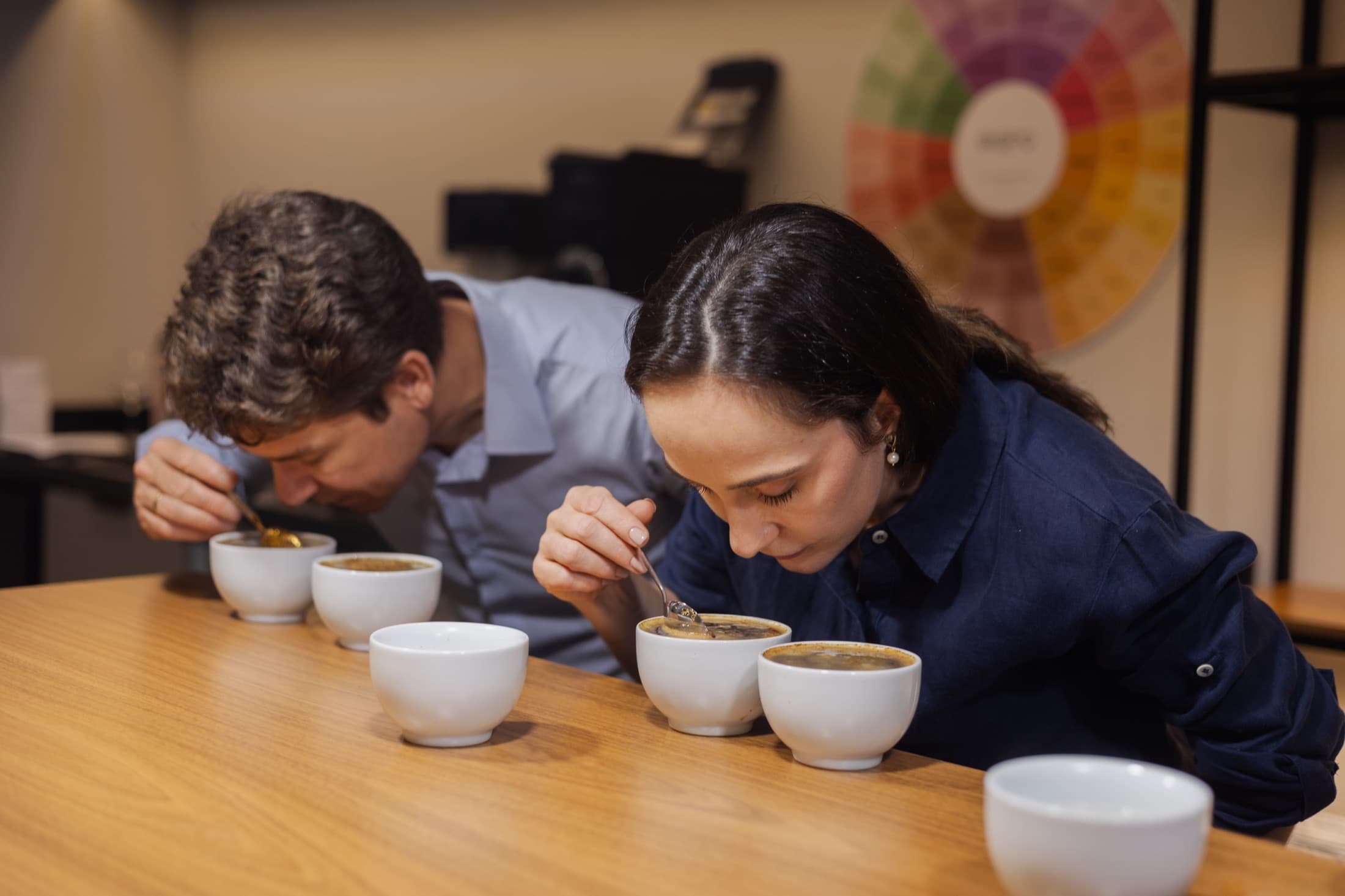 José e Suzi comparando cafés durante uma prova