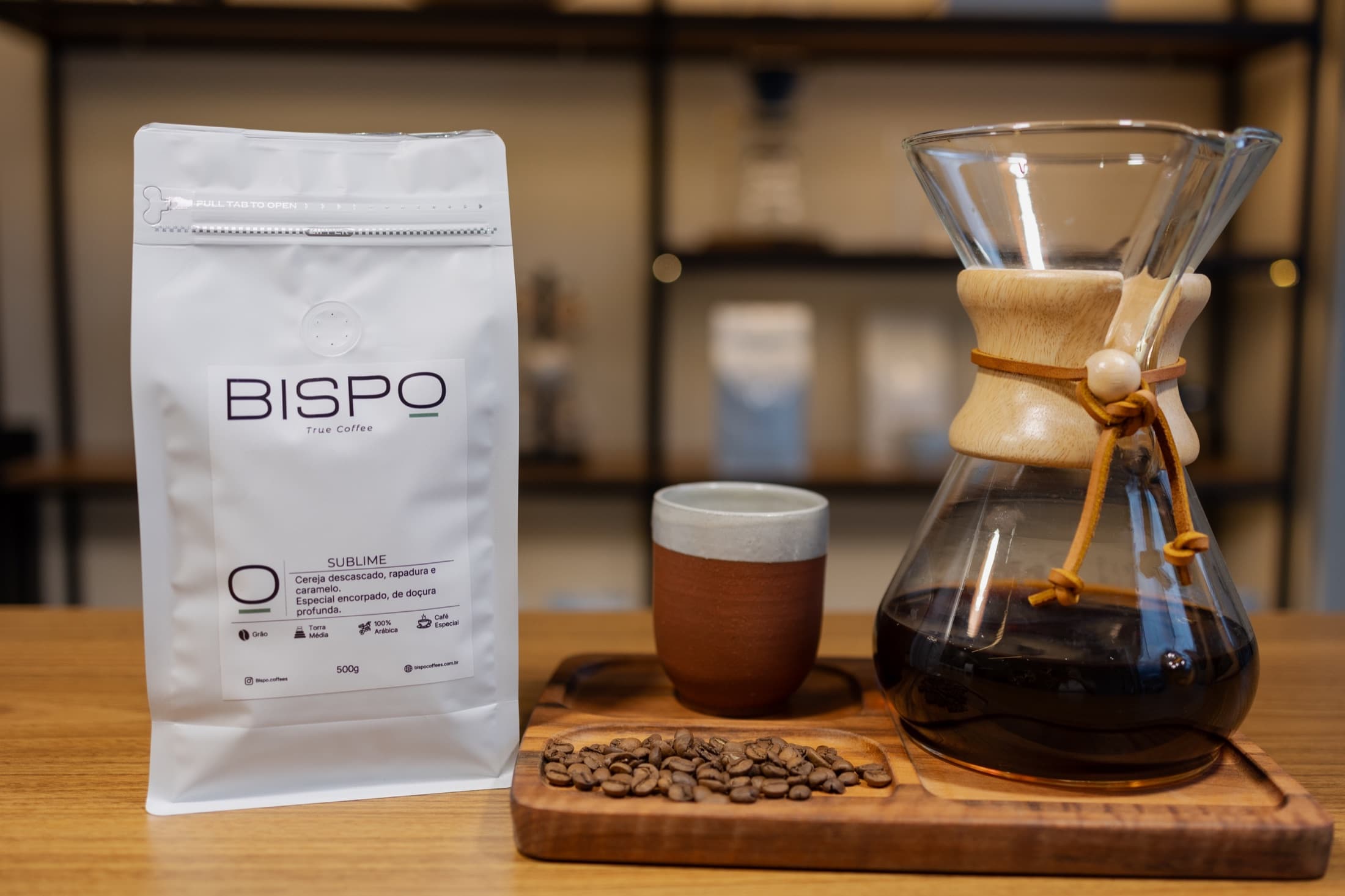 Café Sublime, xícara e método filtrado em um ritual de preparo