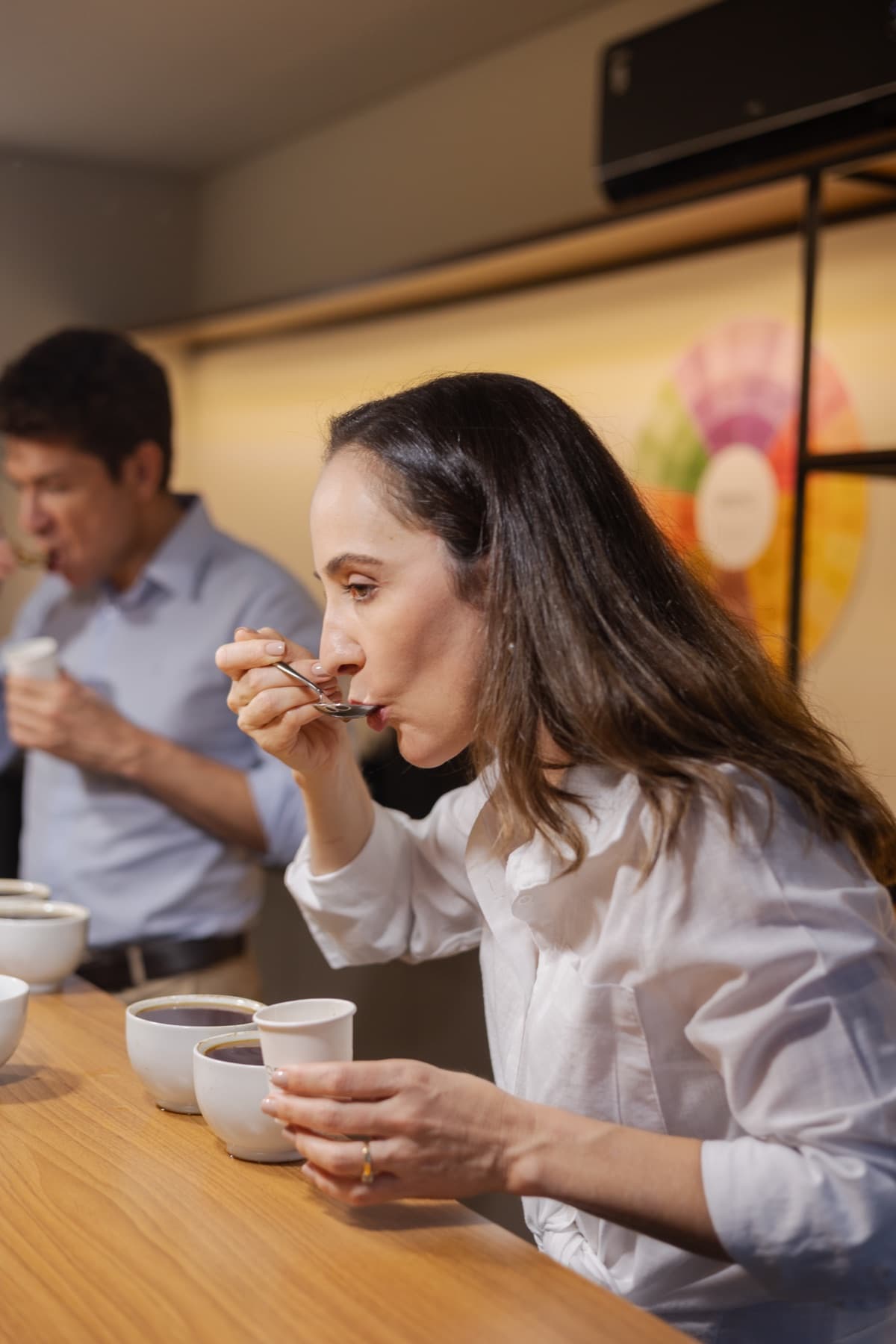 Suzi Ninov avaliando o aroma de um café